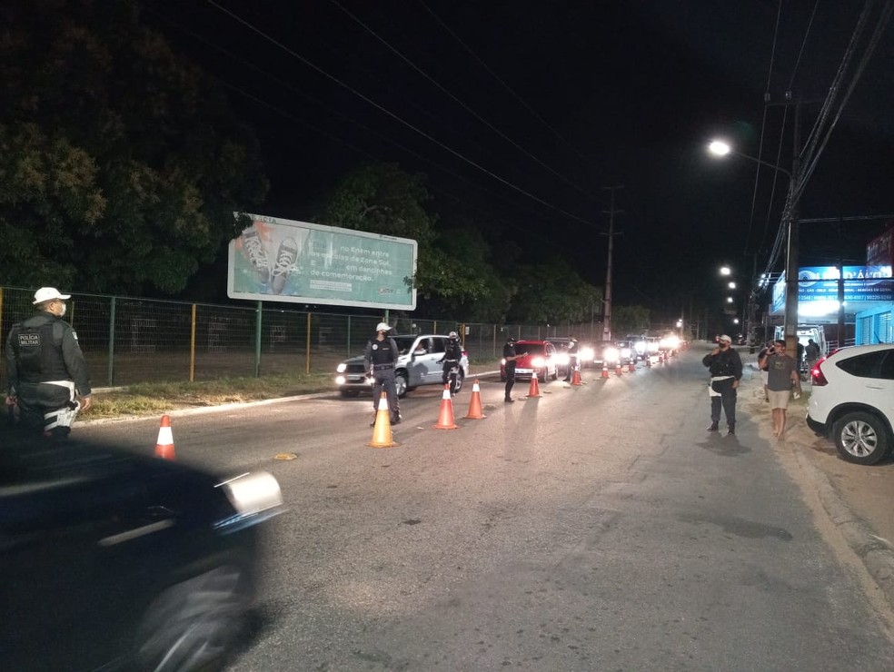 Operação Lei Seca na Avenida Maria Lacerda, em Nova Parnamirim — Foto: PM/Divulgação