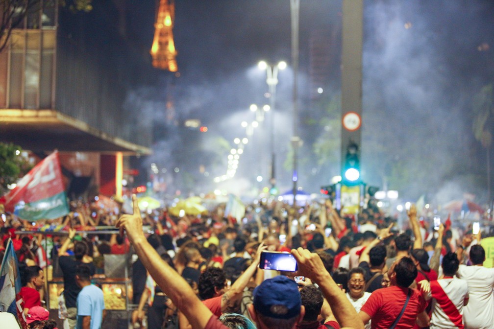 Apoiadores de Lula comemoram vitória na Avenida Paulista, em SP — Foto: WAGNER VILAS/ONZEX PRESS E IMAGENS/ESTADÃO CONTEÚDO