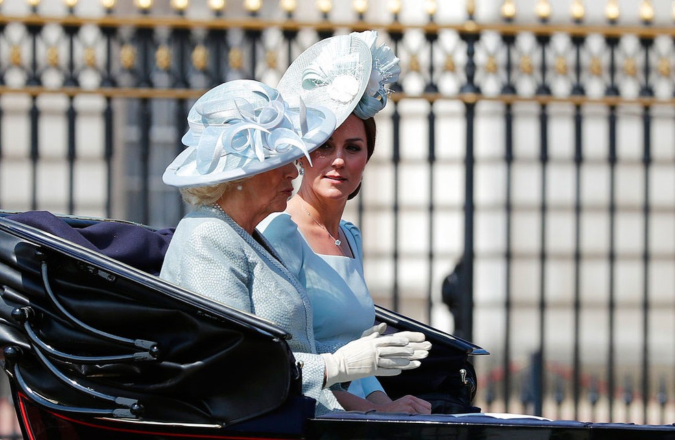 Kate Middleton e Camilla, durante desfile em homenagem à rainha Elizabeth, em Londres  (Foto: Frank Augstein/ AP)
