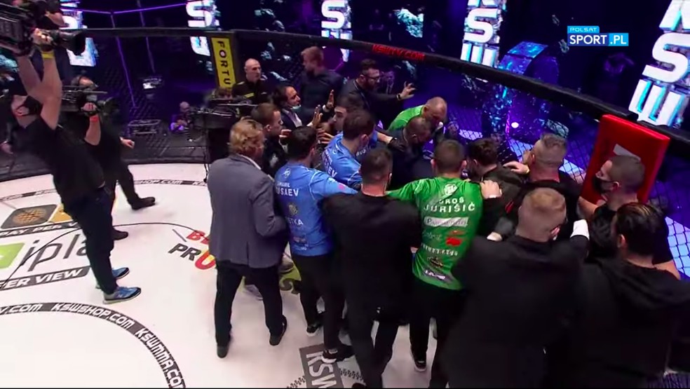 O tumulto formado no KSW 58: membros das duas equipes e da organização tentam separar Musaev e Jurisic — Foto: Reprodução/Youtube