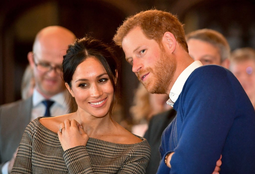 CARDIFF, WALES - JANUARY 18:  Prince Harry whispers to Meghan Markle as they watch a dance performance by Jukebox Collective in the banqueting hall during a visit to Cardiff Castle on January 18, 2018 in Cardiff, Wales. (Photo by Ben Birchall - WPA Pool / (Foto: Getty Images)