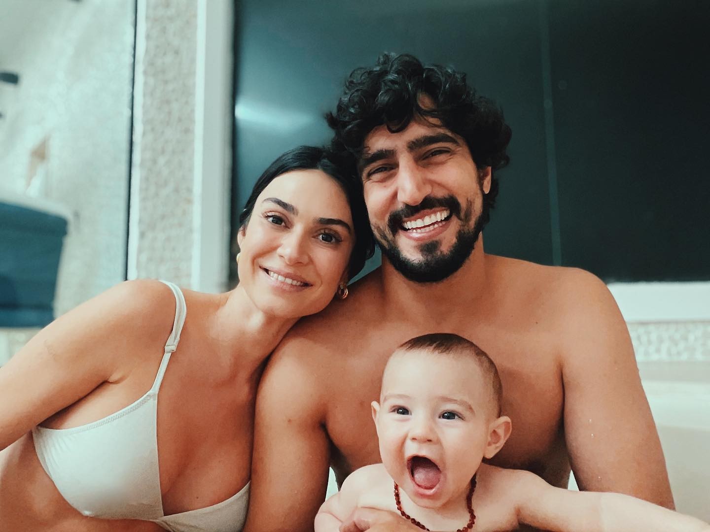 Thaila Ayala encanta com clique em família na banheira (Foto: Reprodução / Instagram)