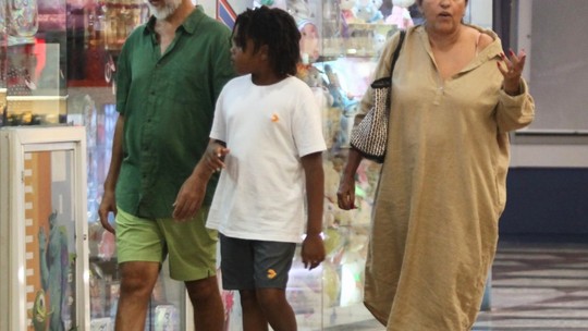 Regina Casé e o marido, Estevão Ciavatta, passeiam com o filho, Roque