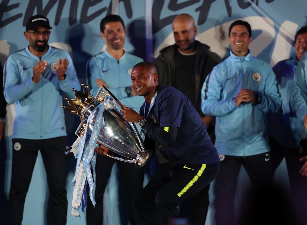 Fernandinho comemora título da Premier League pelo Manchester City — Foto: Reuters