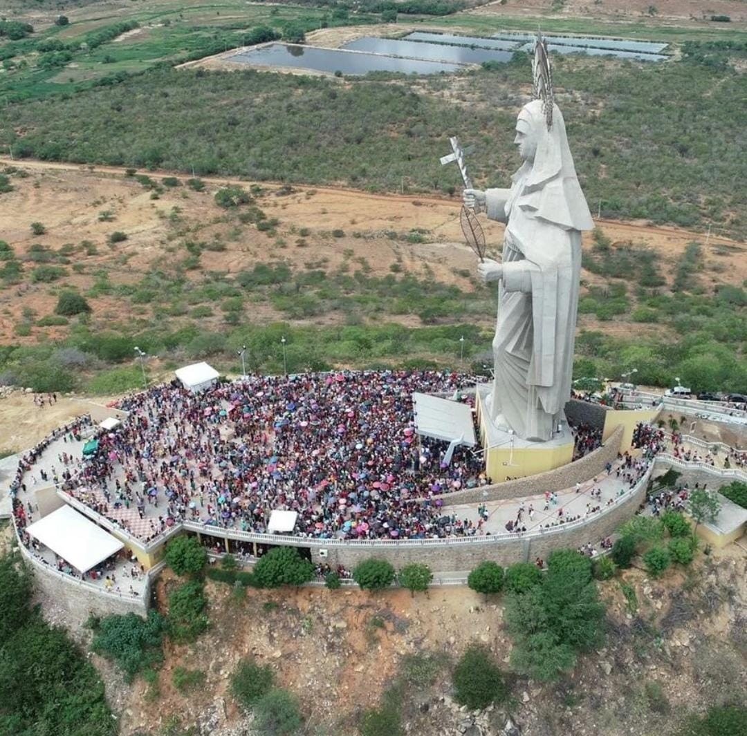 Milhares de fiéis lotam Santuário de Santa Rita de Cássia no interior do RN