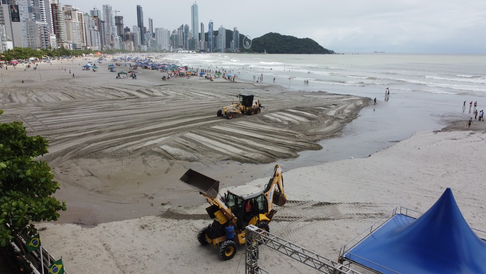 Mutirão de limpeza acontece na Praia Central — Foto: Prefeitura de Balneário Camboriú/ Divulgação