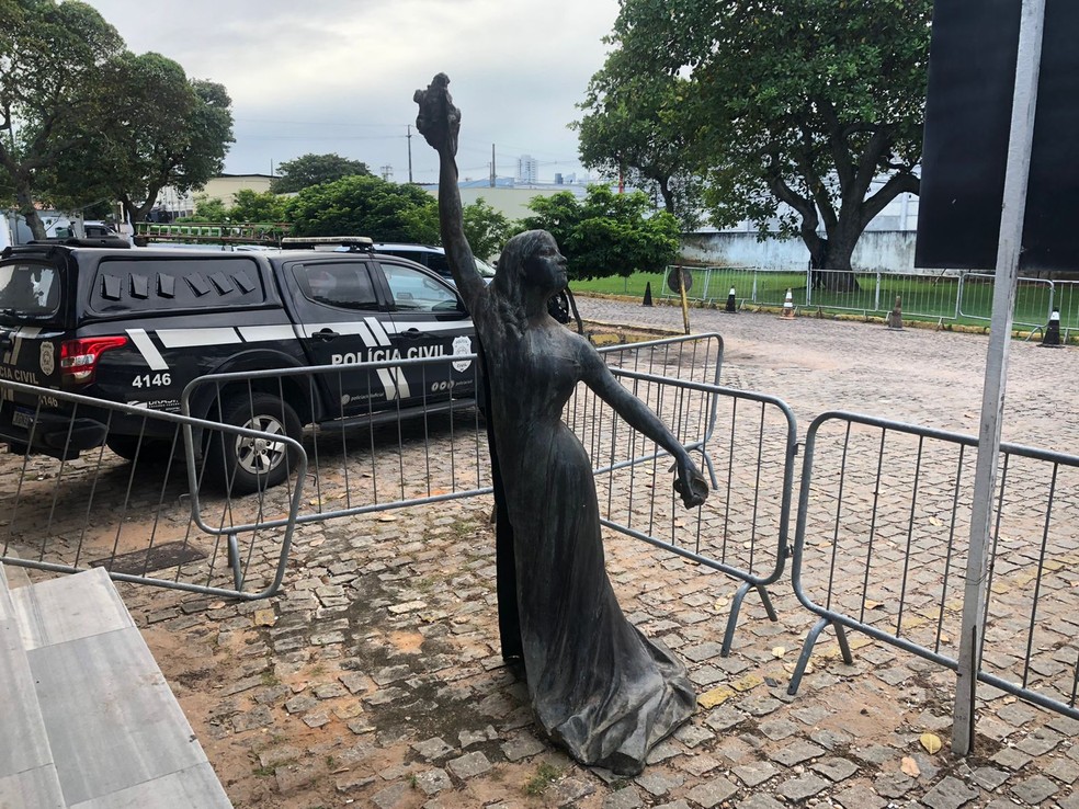 Estátua foi tirada da praça de Pedro Velho, em Natal. — Foto: Vinícius Marinho/Inter TV Cabugi