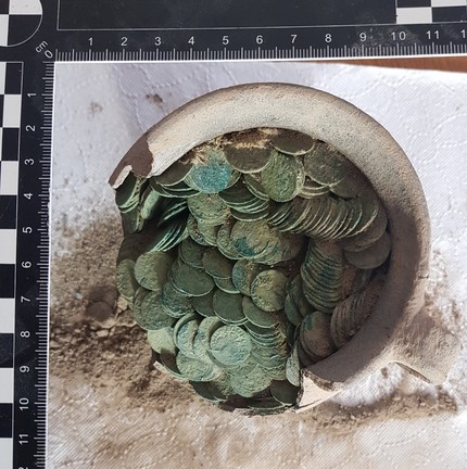 Um detector de metais procurava peças de trator descartadas em uma fazenda polonesa quando descobriu o tesouro — Foto: Lubelski Wojewódzki Konserwator Zabytków/Reprodução/Facebook