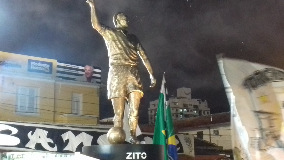 Estátua de Zito na Vila Belmiro (Foto: Lucas Musetti)
