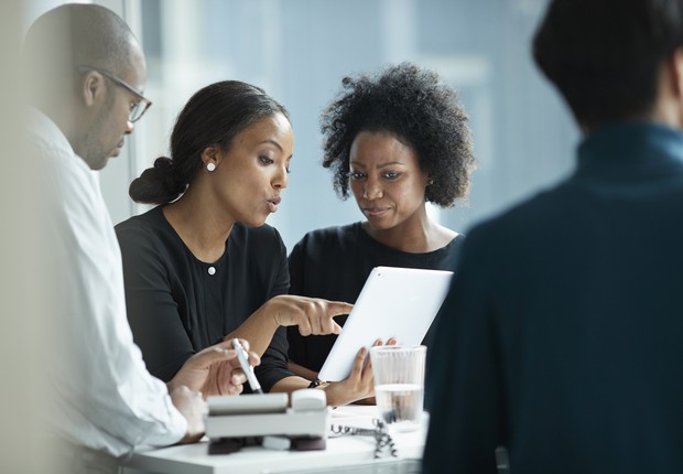 profissionais, negros, negras, mulheres, empresa, executivos, diversidade, inclusão, tablet, carreira (Foto:  Klaus Vedfelt/Getty Images)