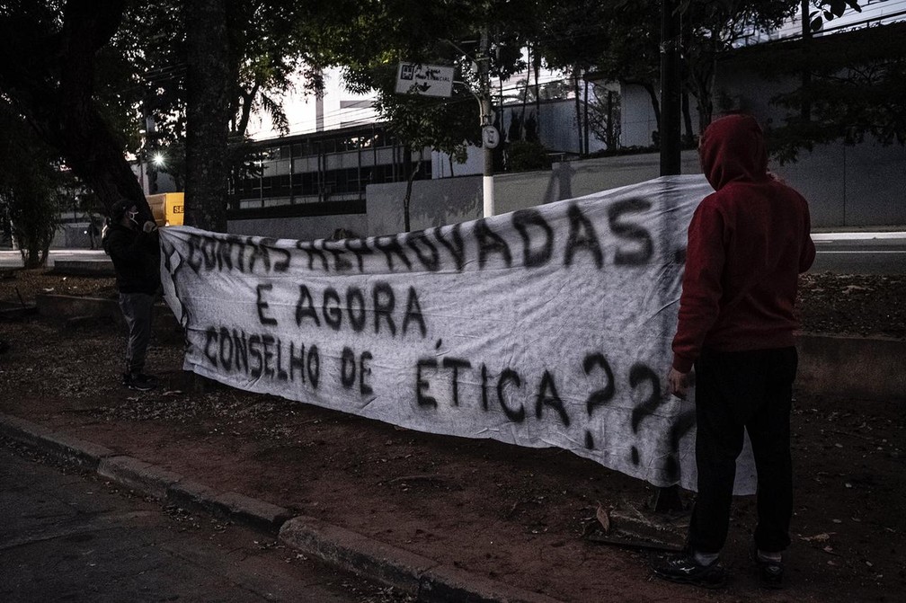 Protesto da torcida do Corinthians na porta do Parque São Jorge  — Foto: Fernando Lago/Divulgação