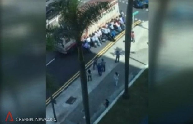 Imagens do vídeo que mostra resgate de homem em Cingapura (Foto: Reprodução/Channel NewAsia)