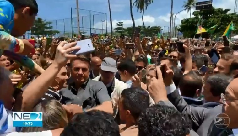 Após discurso, Bolsonaro caminhou entre eleitores no Recife — Foto: Reprodução