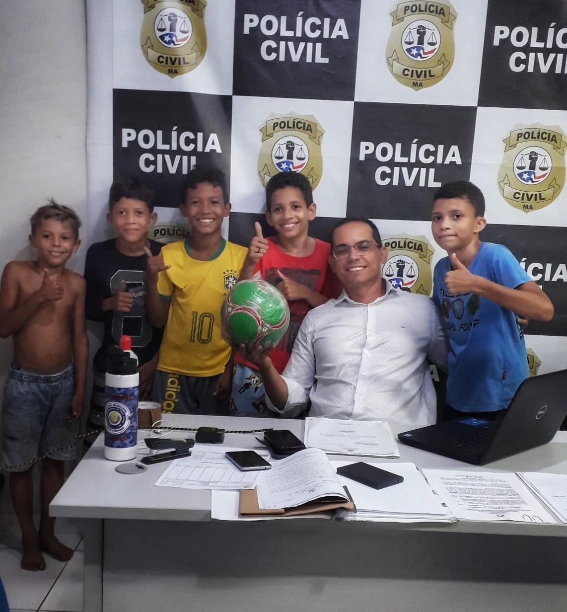 Os meninos com o delegado César Ferro na delegacia de Presidente Dutra (Foto: Reprodução: Instagram)