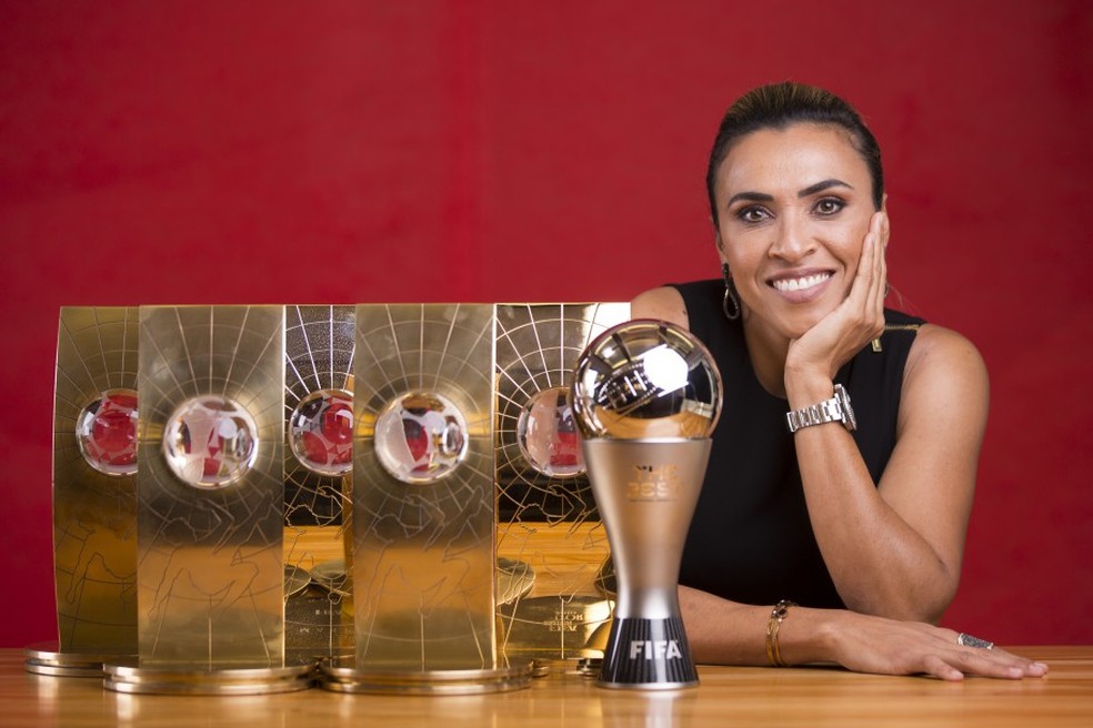Marta posa com seus seis prêmios de Melhor Jogadora do Mundo — Foto: Lucas Figueiredo/Divulgação/CBF
