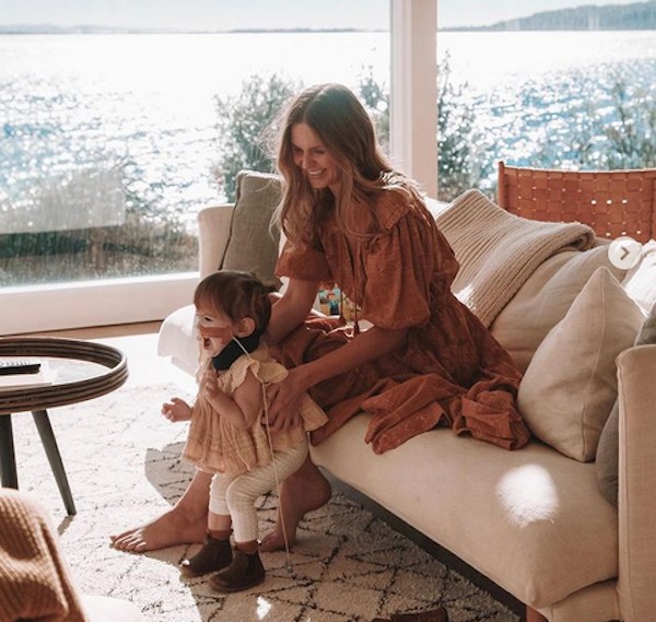A modelo e influencer neozelandesa Jessica Stein com a filha (Foto: Instagram)