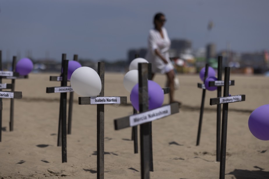ONG coloca cruzes na areia de Copacabana em protesto contra o feminicídio e a lei de alienação parental