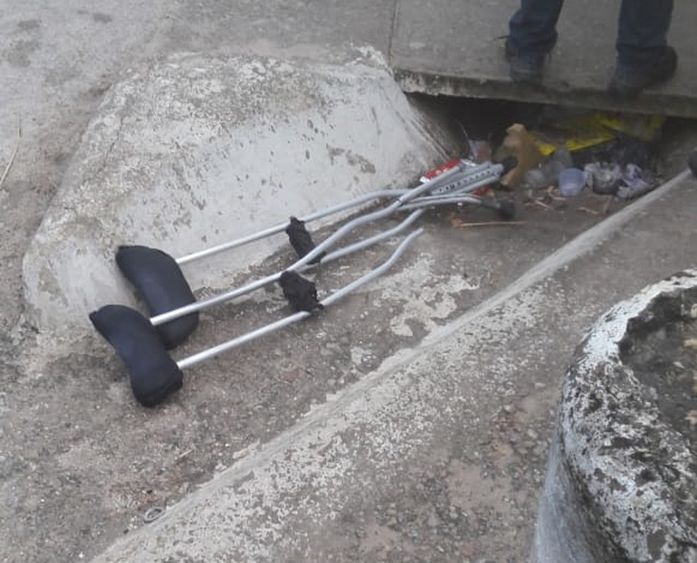 Muletas foram usadas no crime, em Caruaru — Foto: WhatsApp TV Asa Branca/Reprodução