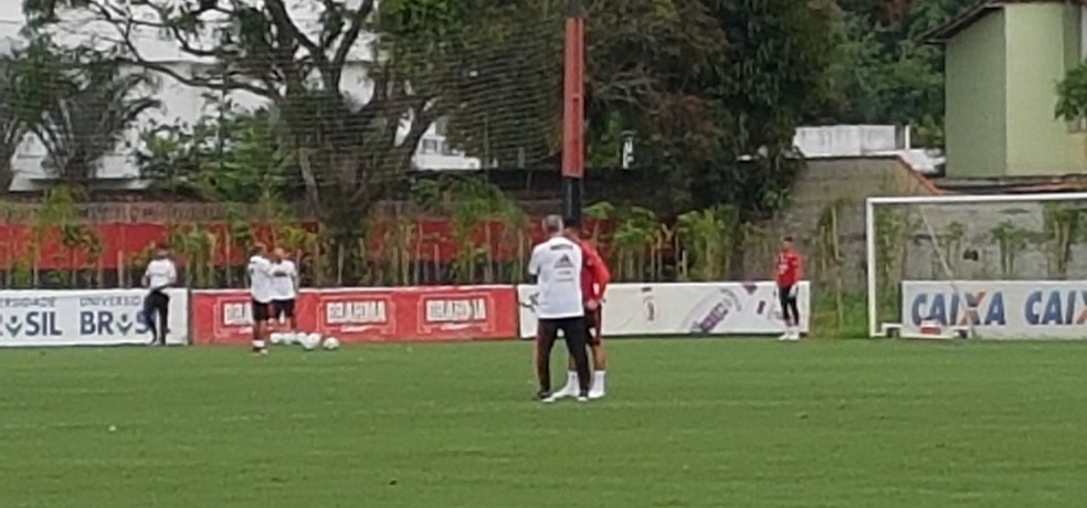 Dorival Junior e Fernando Uribe conversam em treino do Flamengo &mdash; Foto: Marcelo Baltar