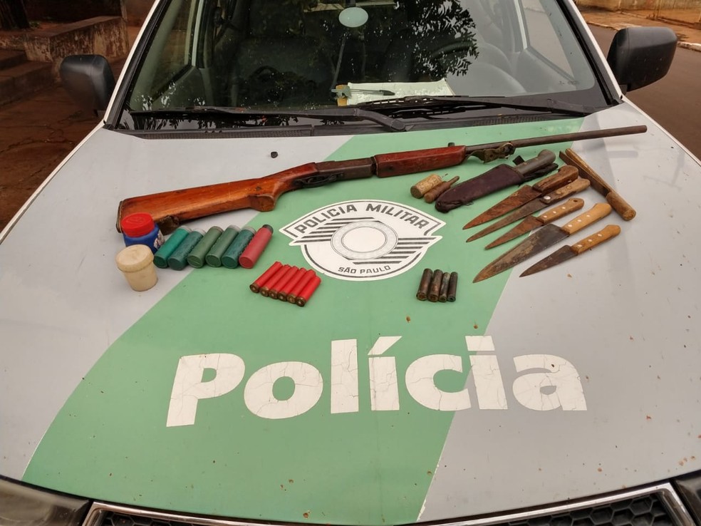 Homens foram flagrados com arma, muni&ccedil;&otilde;es e facas &mdash; Foto: Pol&iacute;cia Ambiental