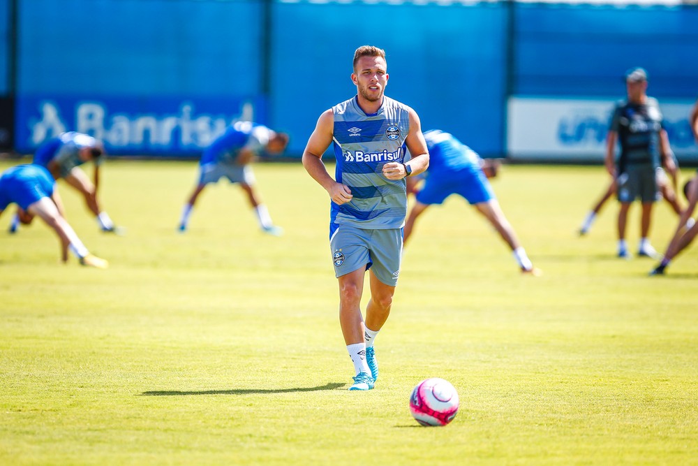 No último dia de janela, Grêmio tenta segurar volante, que está próximo de fechar com o Barcelona