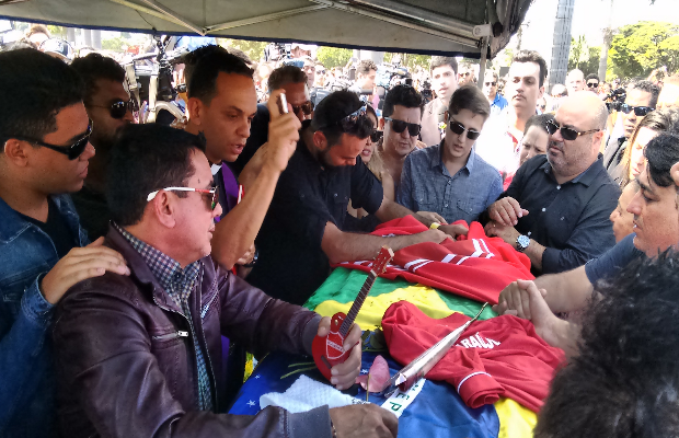 Amigos e parentes vão ao velório de Cristiano Araújo em Goiânia