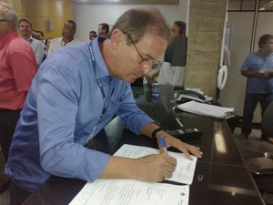 Daniel Antunes assinou documento, mas afirmou discordar da decisão da prefeitura. (Foto: Valdivan Veloso/G1)