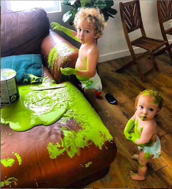 Os filhos de Kenz Munson espalhando tinta verde pelo sofá (Foto: Reprodução Instagram)
