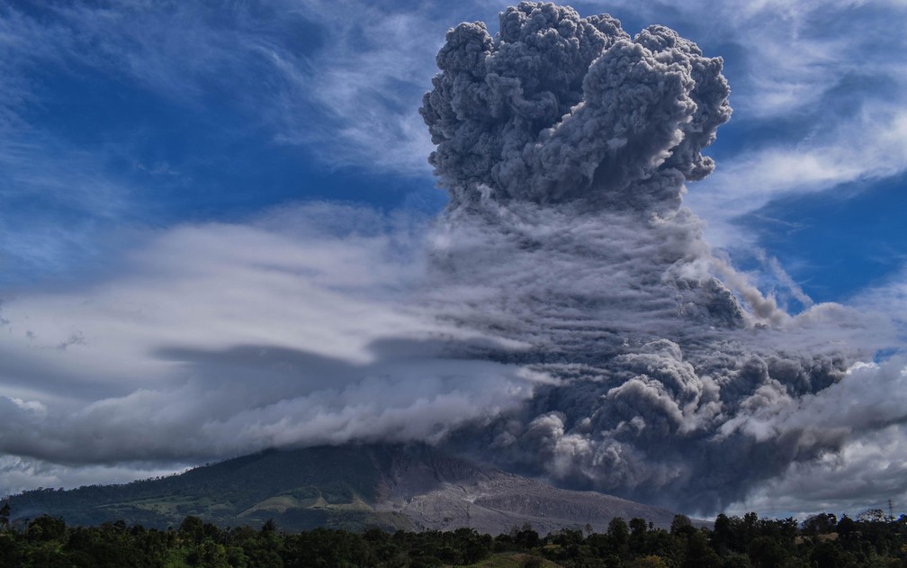 Coluna de fumaça provocada pela erupção do Monte Sinabung, em Sumatra, na Indonésia, na segunda-feira (10) — Foto:  Anto Sembiring / AFP