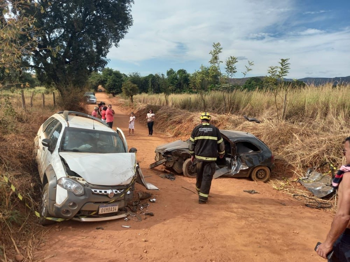 Dois carros batem de frente e deixam quatro gravemente feridos na zona rural de Francisco Sá