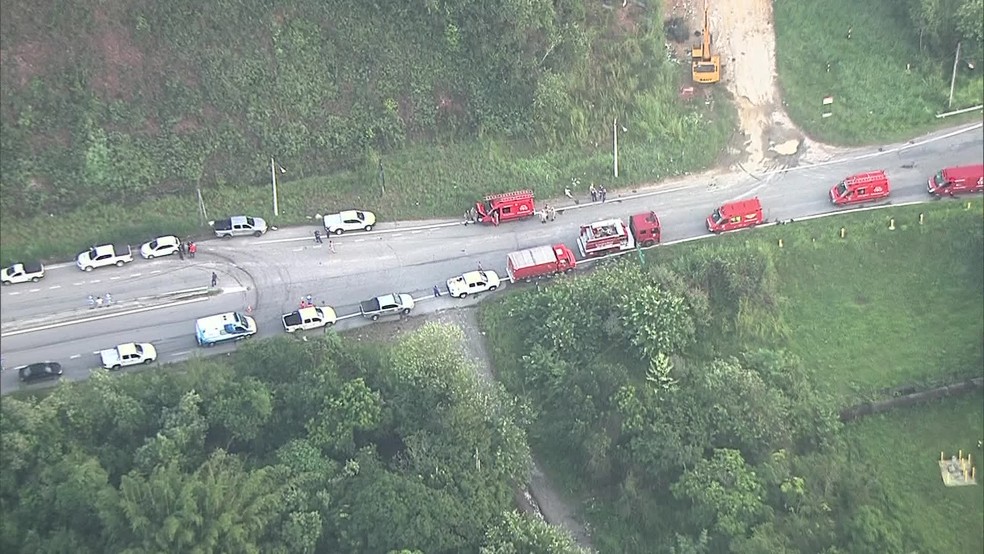 Local onde teria ocorrido vazamento conta com carros dos bombeiros e ambulâncias em Duque de Caxias — Foto: Reprodução/ TV Globo