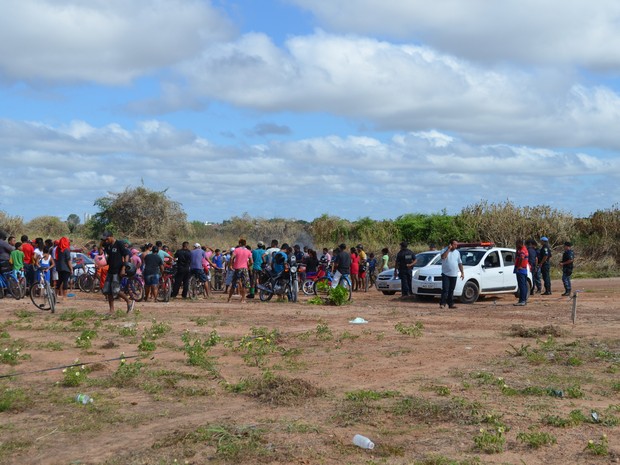 Famílias começaram a invasão por volta das 8h desta segunda-feira (30) (Foto: Neidiana Oliveira/G1)