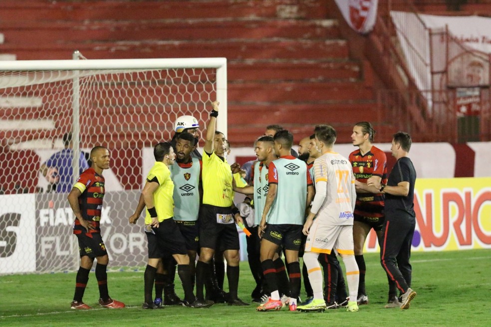 Atletas do Sport ficam na confus&atilde;o com arbitragem em final com N&aacute;utico &mdash; Foto: Marlon Costa / Pernambuco Press