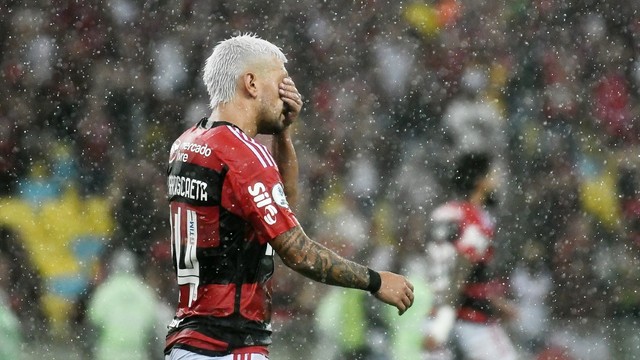 Arrascaeta lamenta pênalti perdido em Flamengo x Del Valle