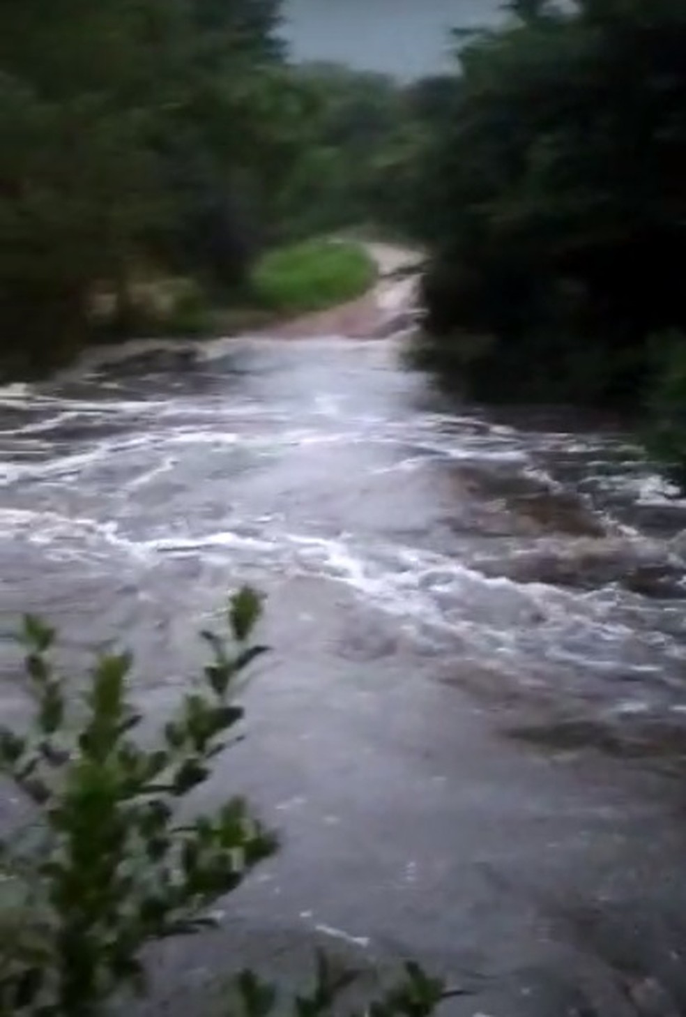Ponte improvisada foi levada pela tromba d'água  — Foto: Divulgação