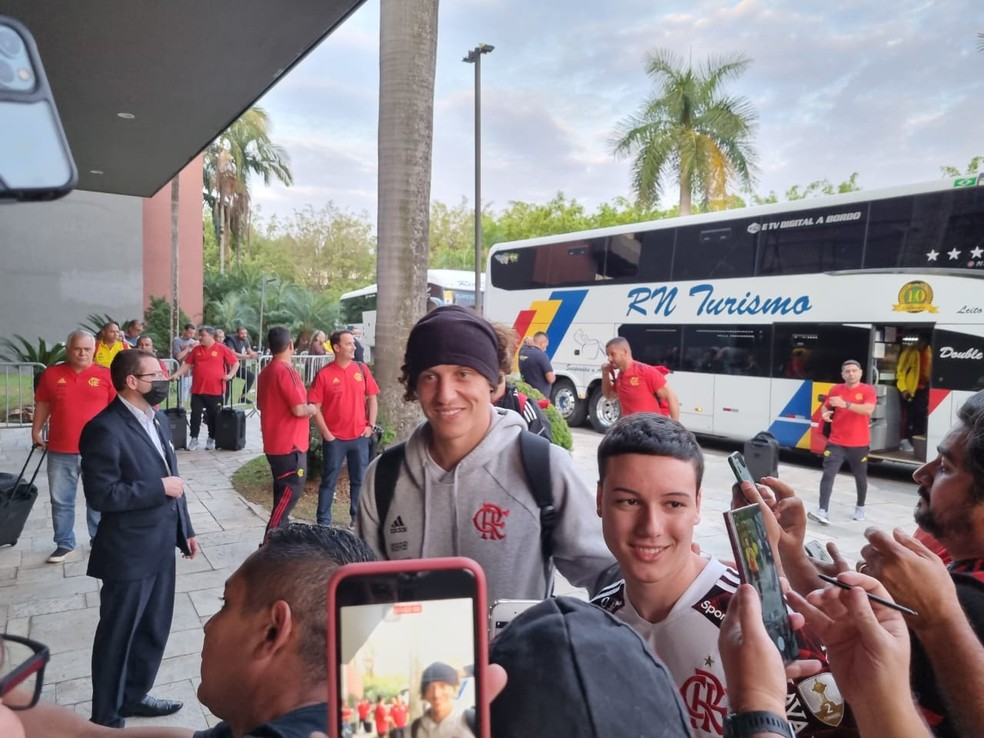 David Luiz &eacute; festejado pelos torcedores no hotel do Flamengo em S&atilde;o Paulo &mdash; Foto: Fred Huber
