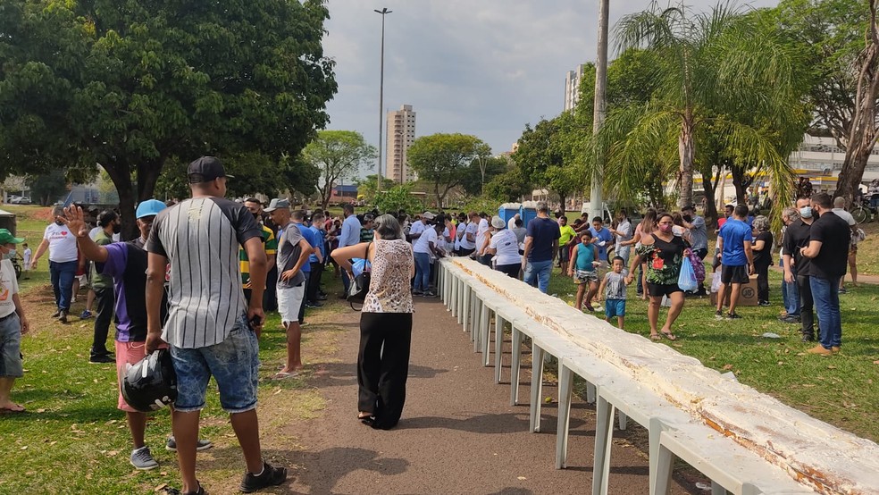 Bolo de 104 metros é servido aos moradores de Presidente Prudente — Foto: Aline Costa/G1