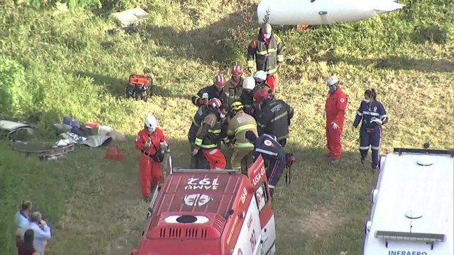 Bombeiros fazem resgate de vítimas de avião que caiu nesta terça-feira, em BH