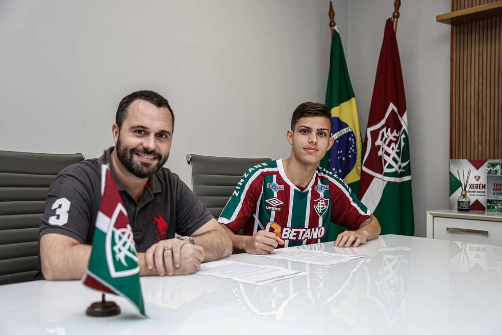 Giovanni Manson ao lado do presidente Mário Bittencourt — Foto: Divulgação/Fluminense