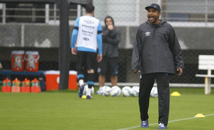 Leitor, curioso e profeta: o caminho de Roger até virar técnico do Grêmio