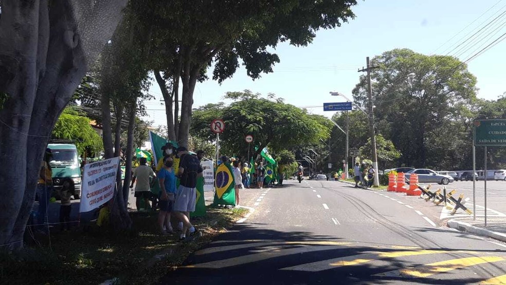 Manifestantes contra o fechamento de igrejas levaram faixas para as ruas em Campinas — Foto: Eduardo Rodrigues / EPTV