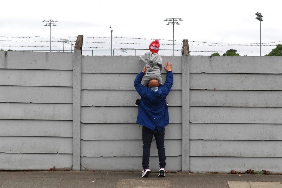 Criança observa CT do Liverpool durante treinamento — Foto: AFP