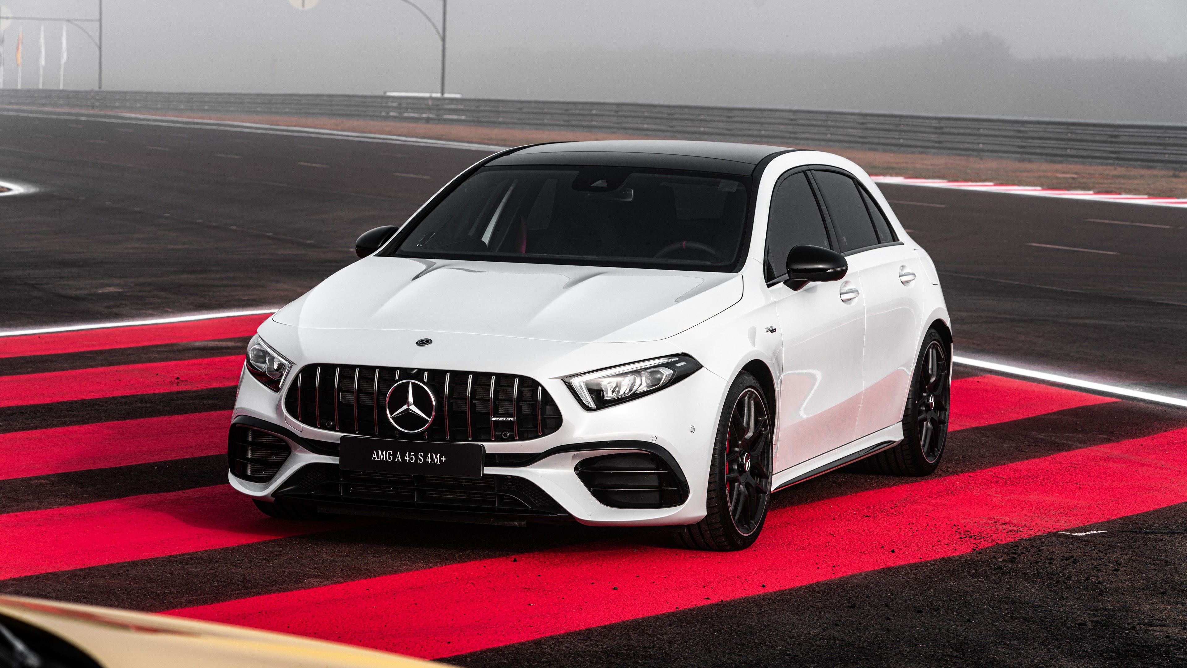 Mercedes-AMG amplia portfólio de veículos de corrida com o novo