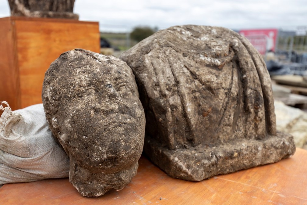 Cabeça masculina e torso de estátua romana encontrada no Reino Unido — Foto: Cortesia HS2/g1