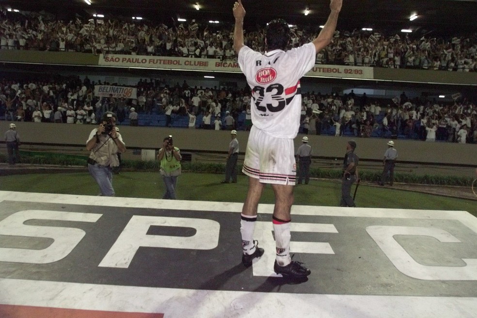 Raí comemora o título paulista de 1998 em cima do escudo do São Paulo no estádio do Morumbi (Foto: Estadão Conteúdo)