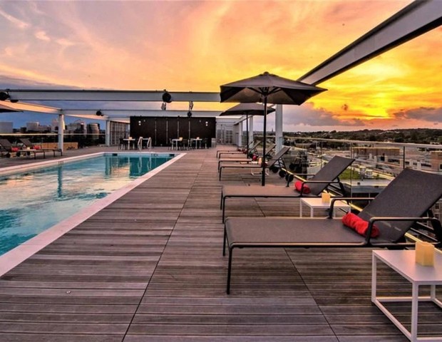 Kamala Harris vende apartamento: a piscina do edifício com 25 metros de comprimento (Foto: Realtor.com)
