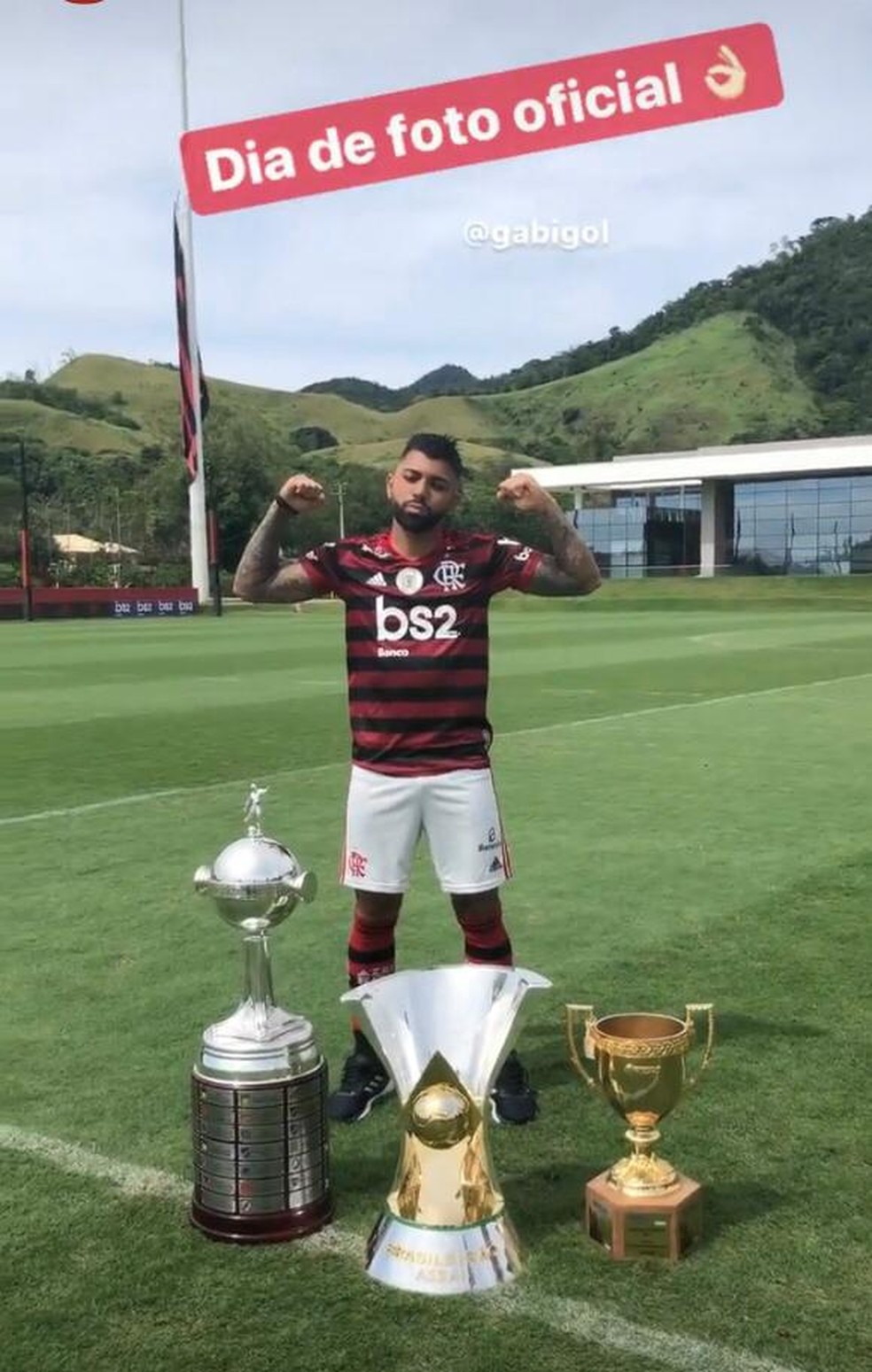 Gabigol com as taças Flamengo — Foto: Reprodução