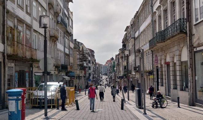 BBC - Na primeira fase do plano, está autorizada a abertura do comércio local em Portugal: lojas com até 200 metros quadrados, livrarias, barbearias, cabeleireiros e outros estabelecimentos de pequeno porte (Foto: BBC/João Fortes)