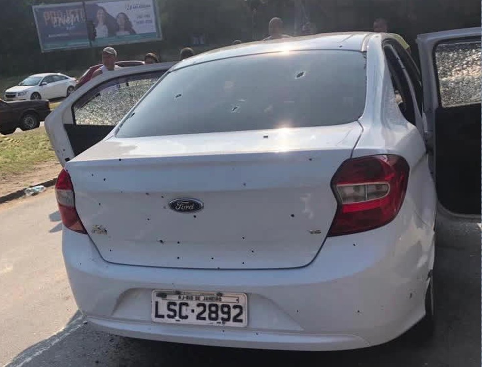 Traseira do carro ficou perfurada de balas — Foto: Reprodução/TV Globo