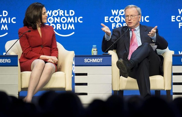 Sheryl Sandberg e presidente do Google Eric Schmidt debatem em Davos (Foto: Agência EFE)